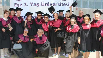 Emeklilikte okul sırasına dönen 140 kişi mezun oldu