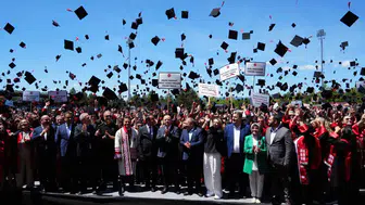 Kastamonu Üniversitesi mezunları yeni hayata kep fırlatarak adım attı
