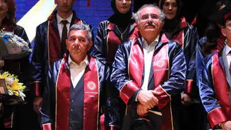 50 yaşından sonra üniversite bitirdiler