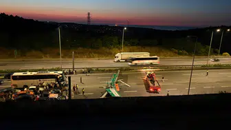 Kuzey Marmara Otoyolu'nda kamyon kazası trafiği durdurdu