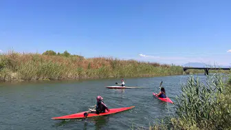 Muğlalı gençler kanoyla hem spor yaptı hem sahili temizledi