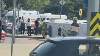 Kağıthane'de acil vakaya giden ambulans motosikletle çarpıştı