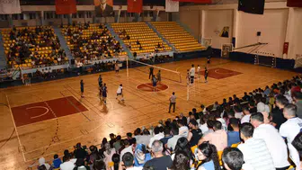 Siverekli öğretmenler voleybol filelerinde kozlarını paylaştı