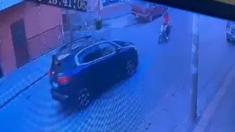 Mersin'de otomobil ile motosikletin çarpıştığı anlar kameraya yansıdı