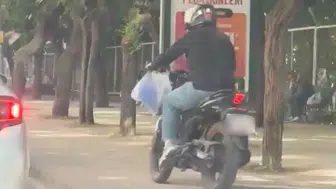 Eskişehir trafiğinde sabrı tükenen motosikletli kaldırımı yol yaptı