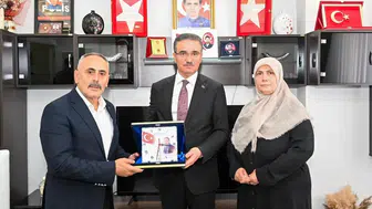 Erzurum Valisi şehit ailelerini evlerinde ziyaret etti