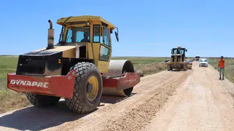 Hilvan kırsalındaki bozuk yollar asfaltla yenileniyor