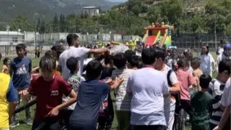 Osmaniye’de itfaiye ekiplerinden çocuklara sürpriz serinlik