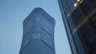 Pekin’in dev gökdelenine uçak çarptı İnternet karartıldı