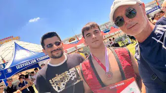 Aydınlı genç güreşçi minderde üçüncülük kürsüsüne çıktı