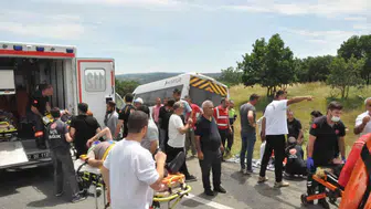 Edirne Keşan yolunda yolcu minibüsü tıra çarptı