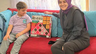 Gölpazarı Kaymakamı öğrencilerin kapısını çay saati için çaldı