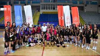 Afyonkarahisar’da voleybolun küçük yıldızları kupalarını kaldırdı