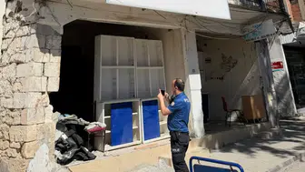 Adıyaman'da her an yıkılabilecek metruk bina mahalleliyi sokağa çıkamaz hale getirdi