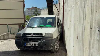 Karabük'te aracıyla duvar arasına sıkışan sürücü zor kurtarıldı