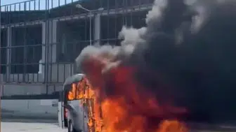 Arnavutköy'de servis minibüsü seyir halindeyken patlamalarla yandı