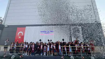 Minik öğrencilerin ilk mezuniyet heyecanı