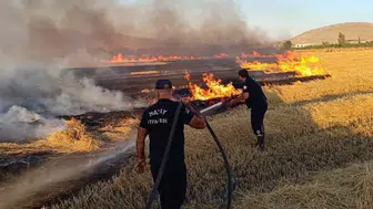 Hatay Kırıkhan’da tarlada yükselen dumanlar korkuttu