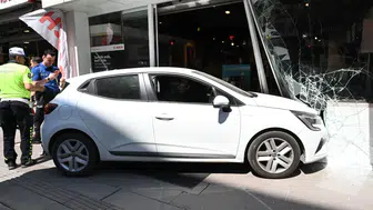 Kırıkkale'de otomobil dükkanın içine daldı