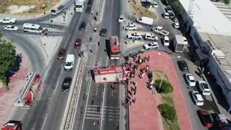 Büyükçekmece'de yangına giden itfaiye aracı yola devrildi