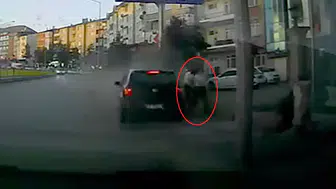 Erzurum'da kontrolden çıkan araç kaldırımdaki iki kadını kıl payı ıskaladı