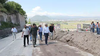 Kayseri'de eski taş duvar çöktü belediye yeni önlem alıyor