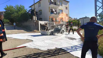 Kovancılar'da yolda giden otomobil bir anda alev aldı