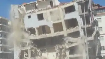 Hatay Defne’de ağır hasarlı bina kontrollü şekilde yıkıldı