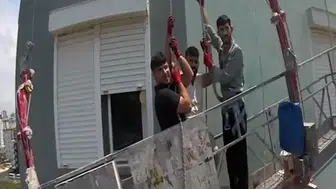 Mersin'de 8'inci katta mahsur kalan işçileri itfaiye kurtardı