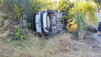 Manavgat’ta sürücünün kontrolünden çıkan otomobil bahçeye devrildi