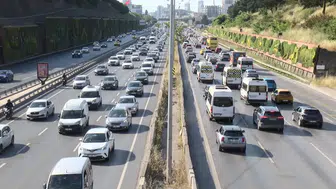 İstanbul trafiği bayram sonrası ilk mesai gününde kilitlendi