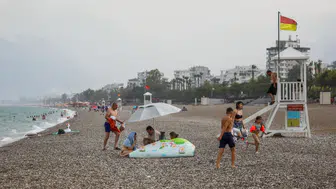 Antalya sıcağında yağmura yakalananlar sahili terk etmedi