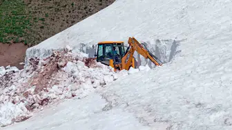 Tunceli dağlarında yaz mevsiminde karla mücadele mesaisi