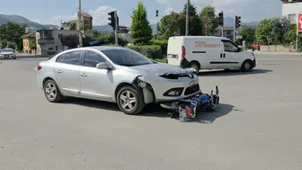 Kozan'da kavşak kazası kameraya yansıdı