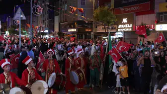 Esenler 15 Temmuz şehitleri için 253 metrelik bayrakla yürüdü