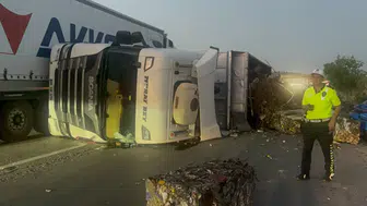 Kırıkkale yolunda hurda yüklü TIR devrildi