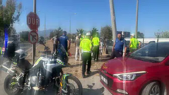 Aydın’da ani fren kazası Otomobil direğe çarptı