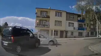 Erzurum’da kırmızı ışık ihlali kazaya neden oldu?