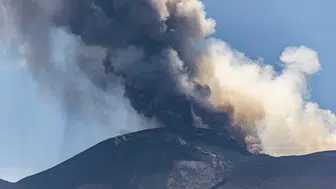 Etna Yanardağı faaliyete geçti! Her tarafı kül sardı