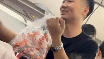 Uçaktaki bebeği için 100 kulak tıkacı satın aldı