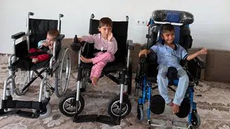 Silopi’de üç kardeşe Kızılay’dan tekerlekli sandalye desteği