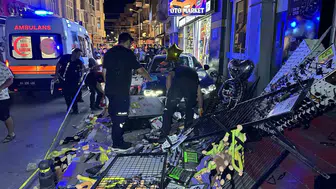 Uşak’ta kontrolden çıkan otomobil kaldırımdakileri biçti