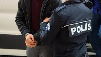 Çeşme'de şok baskın: Rapçi konser sırasında sahneden gözaltına alındı