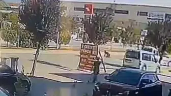 İnegöl yolunda motosikletli kazası kameraya yansıdı