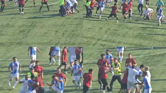 Mersin'deki futbol turnuvasında saha bir anda karıştı