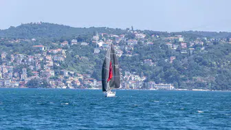 Milli yelkenci Doğukan Kandemir solo Türkiye turunda İstanbul Boğazı'nı geçti