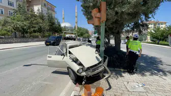 Karaman'da sürücü direksiyon hakimiyetini kaybedince trafik ışıklarına çarptı