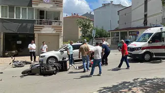 Bafra’da iki tekerlekli araçlar kavşakta birbirine girdi