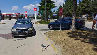 Yalvaç’ta iki otomobil kavşakta çarpıştı