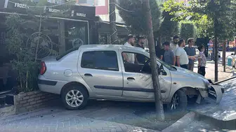 Niğde’de kontrolden çıkan otomobil iş yerinin içine girdi